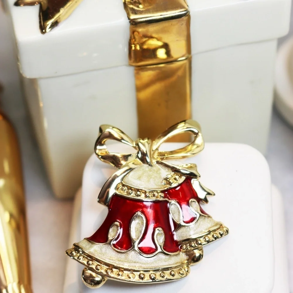 🎄🧑🏻‍🎄✨ Monet Holiday Bell Brooch with Gold & Red Enamel Highlights ⚜️🎁🎄✨